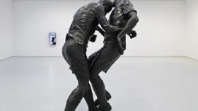 جزائري ينحت تمثالا لـ “نطحة” زيدان!