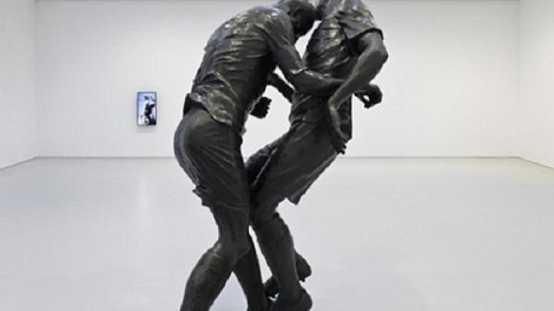 جزائري ينحت تمثالا لـ “نطحة” زيدان!