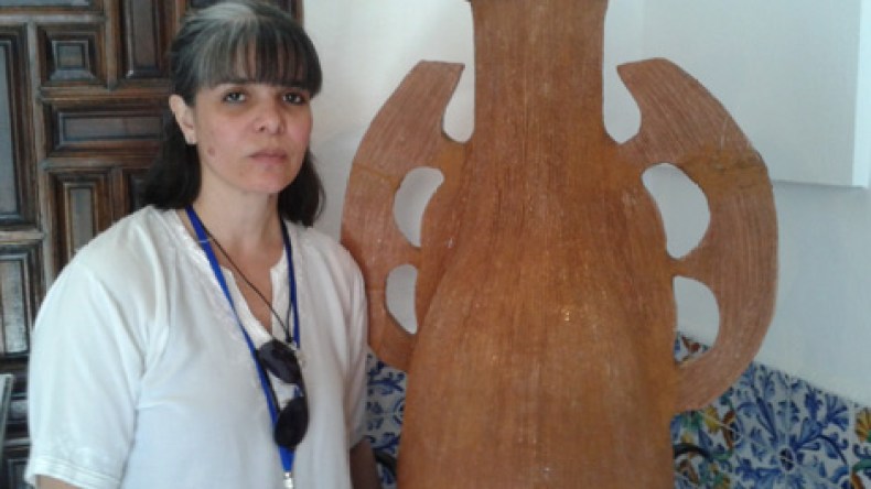 زليخة تبدع تحفاً فنية جميلة من السيراميك