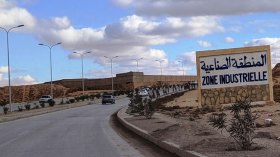 بطالون يحتجون ويغلقون منطقة النشاطات الصناعية بعين وسارة في الجلفة