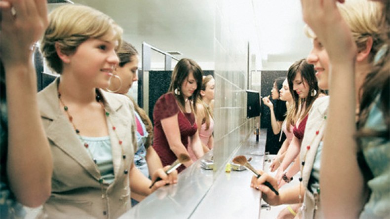 تلميذات وطالبات يحوٌلن أروقة المدارس إلى قاعات عرض