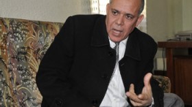نقابيون يتقاسمون الشقق والسيارات وعرق العمال