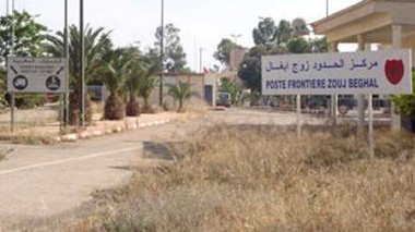 Des familles tunisiennes en difficulté fuient vers la frontière algérienne