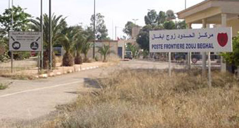Des familles tunisiennes en difficulté fuient vers la frontière algérienne