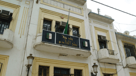 انهيار طريق بسبب انفجار قناة لنقل المياه ببئر خادم