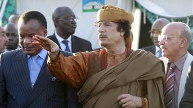 Zuma en Libye lundi pour discuter le départ de  Kadhafi