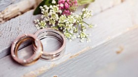 جزائريون يستعجلون الزواج والتجارة والسفر!