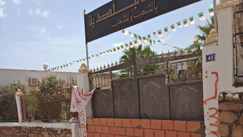 سكان “آث يوسف” بعين الدفلى يبنون جدارا لغلق البلدية