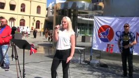 رئيسة مجموعة يمينية في النرويج تسيء للقرآن