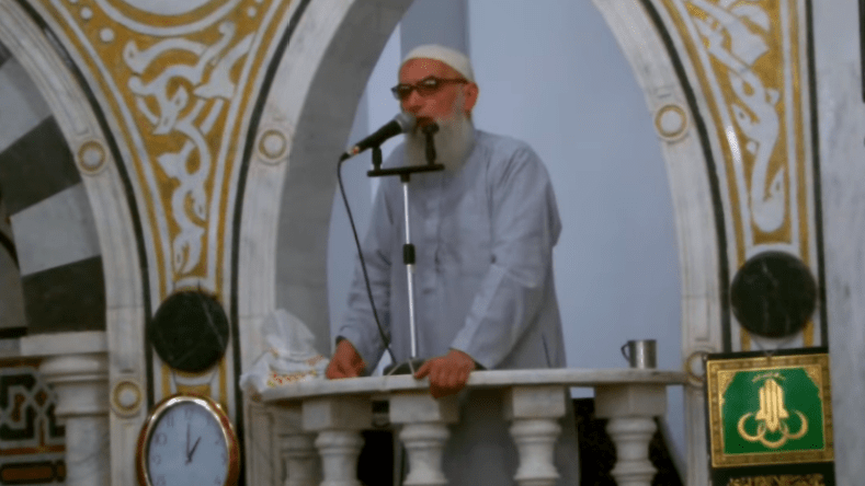 شاهد.. جنازة مهيبة لداعية مصري توفي على المنبر