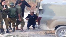 بالصور.. مدير شرطة فلسطيني يصلح “عجلات” الاحتلال