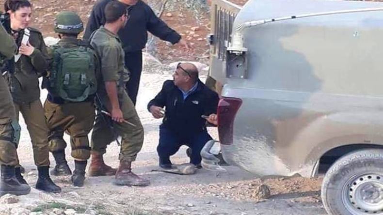بالصور.. مدير شرطة فلسطيني يصلح “عجلات” الاحتلال