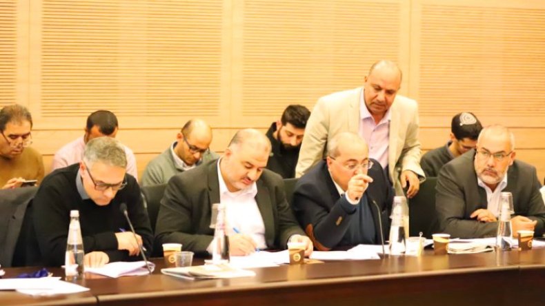 نائب عربي يهين عضوة بالكنيست (فيديو)