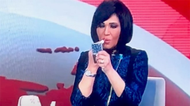 هذا ما قالته المذيعة التي ظهرت وهي تضع أحمر الشفاه على المباشر!