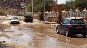 برك مياه الأمطار الراكدة تحاصر برج باجي مختار بأدرار