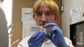 علماء يتعقبون بؤر كورونا لاختبار لقاحاتهم