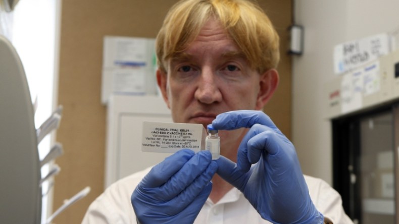 علماء يتعقبون بؤر كورونا لاختبار لقاحاتهم