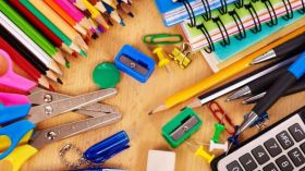 تجار “فليكسي” وقاعات أنترنت يعرضون الأدوات المدرسية للبيع