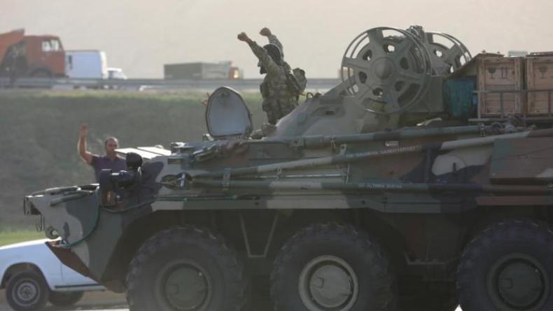 الجيش الأذربيجاني يدخل أغدام ووزير دفاع أرمينيا يقدم استقالته