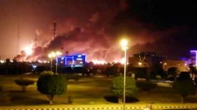 شاهد.. السيطرة على حريقين بمعملين لأرامكو في السعودية