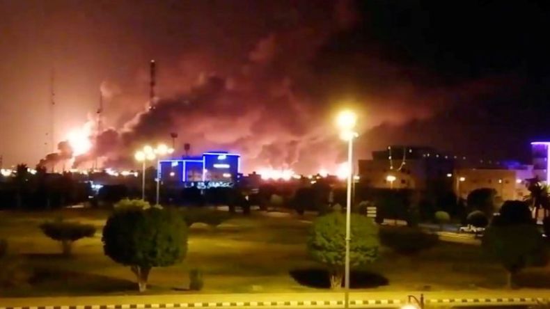 شاهد.. السيطرة على حريقين بمعملين لأرامكو في السعودية