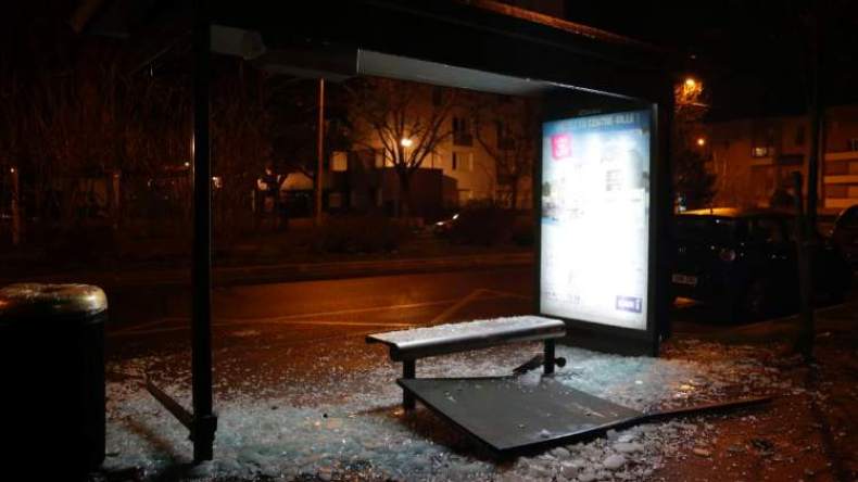 شاهد.. شبان يشتبكون مع الشرطة قرب باريس