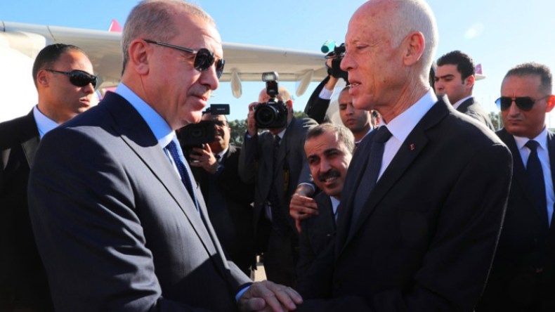 أردوغان يصل تونس لإجراء محادثات مع رئيسها