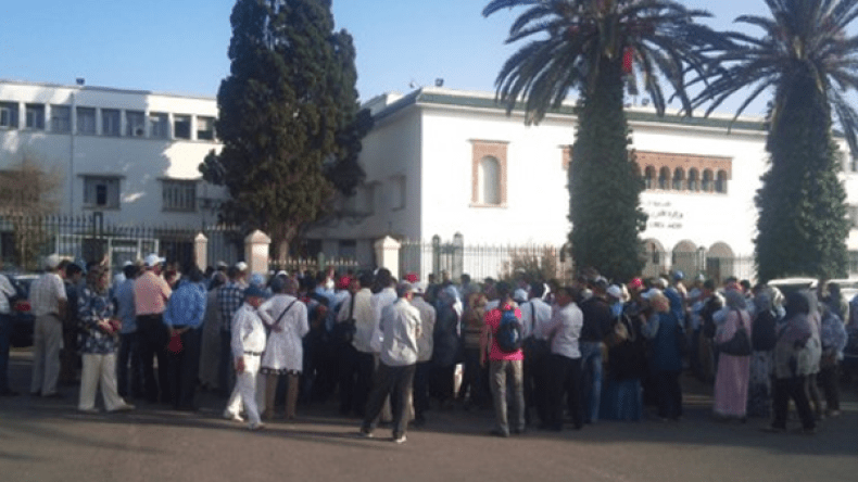 وقفة احتجاجية لأساتذة جامعة الوادي على تزوير الإنتخابات