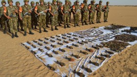 الجيش يعثر على ترسانة أسلحة قرب الحدود مع مالي