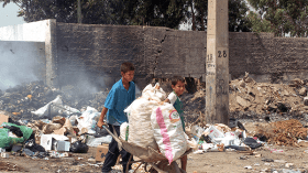 “أطفال الحجارة والمزابل” يعودون ربيعا.. وأبناء الأثرياء بين التزحلق وسيرك عمار!