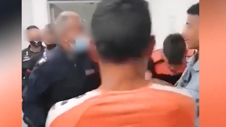 شرطي إيطالي يجبر مهاجرَيْن عربيين على ضرب بعضهما