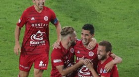 أكرور يدهش الفرنسيين في سن الـ44