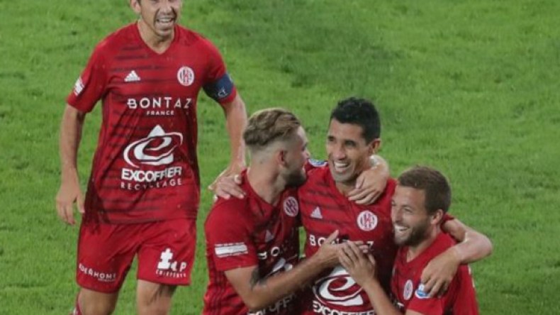 أكرور يدهش الفرنسيين في سن الـ44