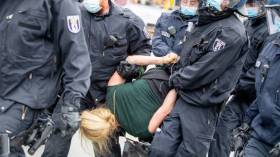 عنف الشرطة الألمانية مع امرأتين يثير الجدل (فيديو)