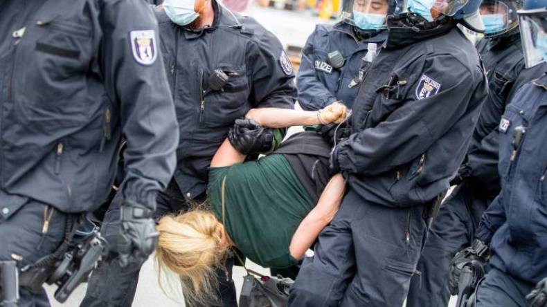 عنف الشرطة الألمانية مع امرأتين يثير الجدل (فيديو)