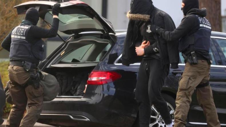 ألمانيا تعتقل 12 مشتبهاً بضلوعهم بمؤامرة لليمين المتطرف