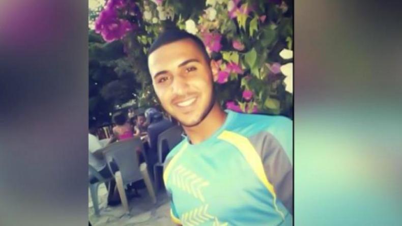 أسير فلسطيني يلتقي والديه بعد إطلاق سراحه