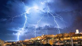 أمطار رعدية على المناطق الشمالية والجنوبية