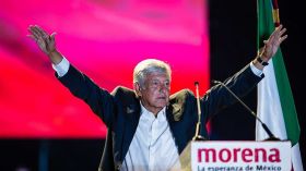 رئيس المكسيك الجديد في الشارع بلا حراسة!