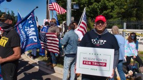 مناصرون لترامب يرددون آيات قرآنية أمام مركز والتر ريد