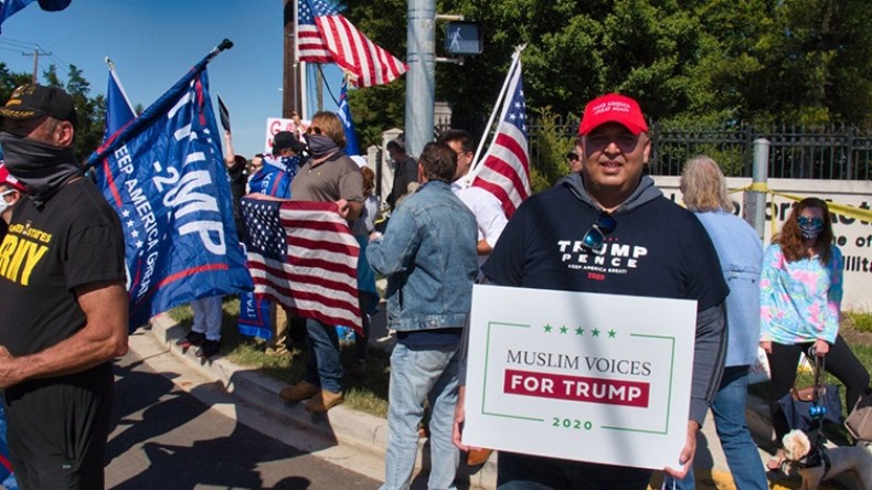 مناصرون لترامب يرددون آيات قرآنية أمام مركز والتر ريد