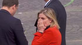 فيديو طريف لوزيرة فرنسية بعدما نسيت كمامتها