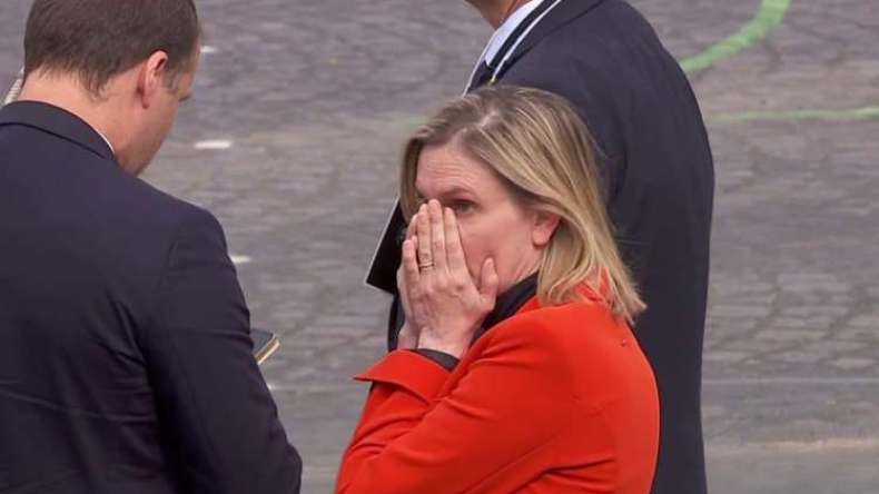 فيديو طريف لوزيرة فرنسية بعدما نسيت كمامتها