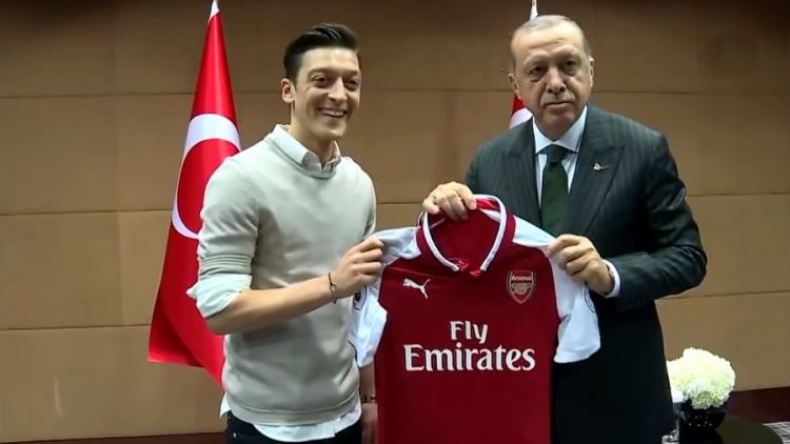 أوزيل: شركة “مرسيدس” أصابتها لوثة السياسة