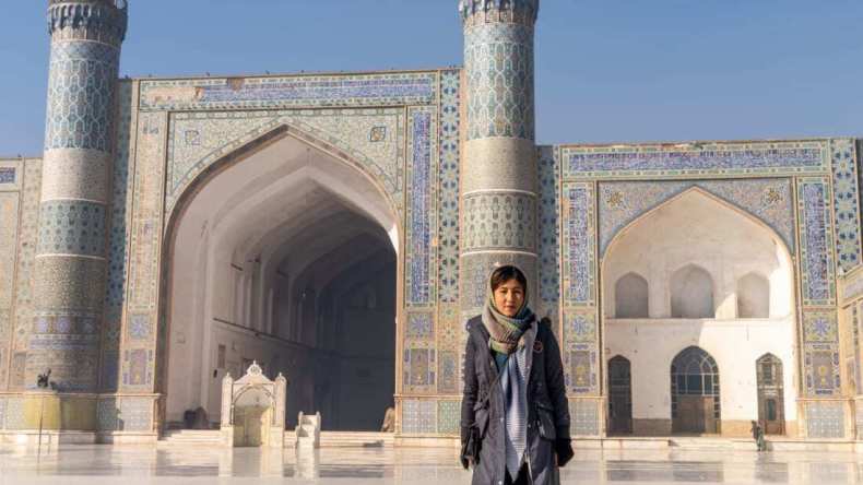 أول مرشدة سياحية في أفغانستان تتعرض للاعتداء