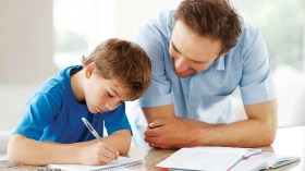أولياء يدرسون مع أولادهم
