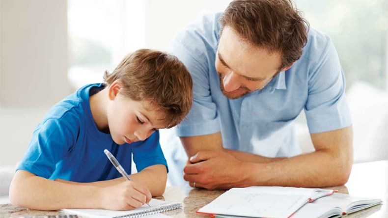 أولياء يدرسون مع أولادهم