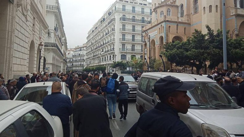 مواطنون يترقبون مثول أويحيى أمام المحكمة