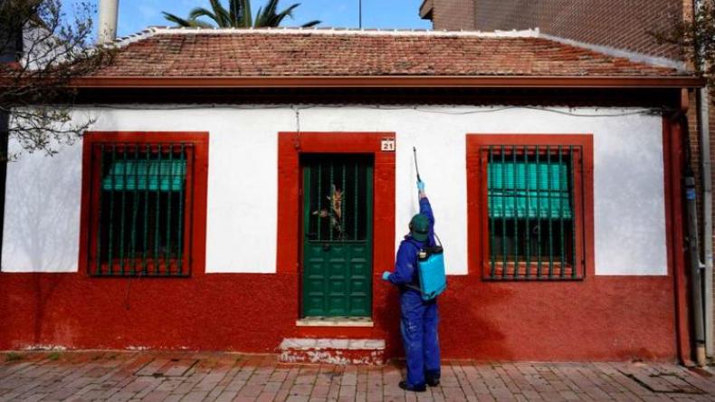 إسبانيا تسجل أقل عدد وفيات يومي في 19 يوماً