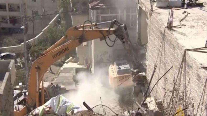 إسرائيل تهدم منازل فلسطينية بحجة قربها من جدار أمني